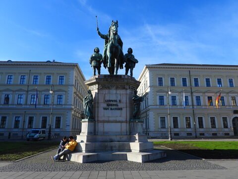 Statue équestre de Ludwig, avec des figures en bronze, à Munich, Allemagne.