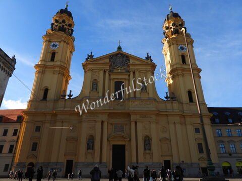 Église baroque à Munich, Allemagne, avec deux tours dorées et des statues sur la façade.