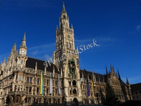 L'architecture du Neues Rathaus à Munich, Allemagne, avec ses tours ornées et un ciel bleu en arrière-plan.