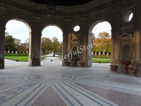 Un pavillon avec des arches et des mosaïques, donnant sur un jardin à Munich, Allemagne.