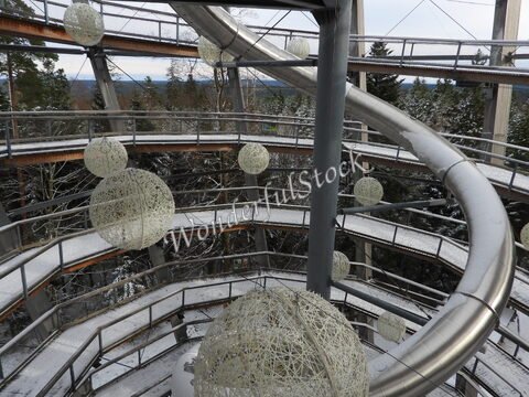 Structures en métal avec des boules décoratives, à Bad Wildbad, Allemagne, entourées d'arbres enneigés et d'un paysage naturel.
