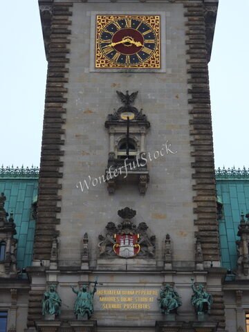 Horloge ornée sur la façade d'un bâtiment à Hambourg, Allemagne, avec des sculptures et un blason.