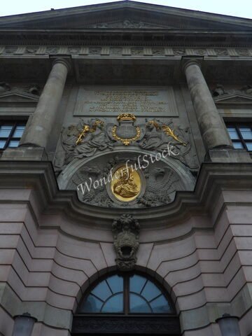 Façade ornée d'éléments sculptés et dorés à Berlin, Allemagne. Détails architecturaux visibles sur la structure en pierre.