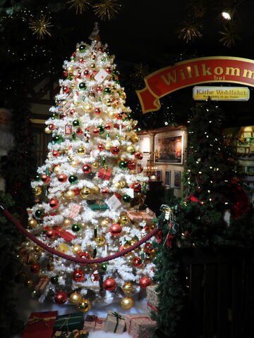 Un sapin de Noël décoré de boules colorées et de cadeaux à Rothenburg, Allemagne.