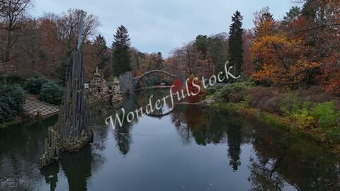 Pont des diables à la fin d'automne, entouré de feuillage coloré, en Allemagne.