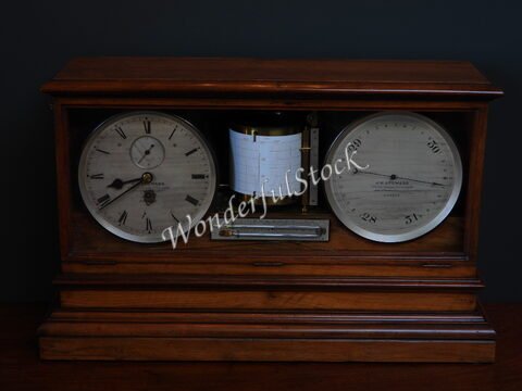 Horloge ancienne en bois avec deux cadrans et un baromètre, château de Dunvegan, Écosse.