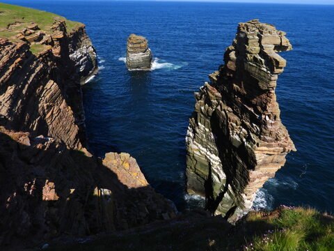 Falaises avec formations rocheuses surplombant la mer à Duncansby Head, Écosse.