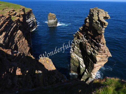 Falaises avec formations rocheuses surplombant la mer à Duncansby Head, Écosse.
