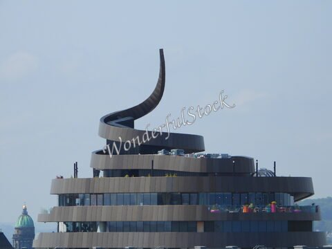 Bâtiment moderne avec un toit en spirale, Edimbourg, Ecosse, avec une coupole visible en arrière-plan.