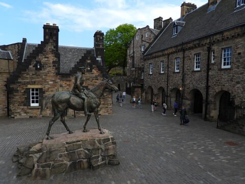 Statue équestre sur un socle en pierre, bâtiments en pierre, Edimbourg, Écosse.