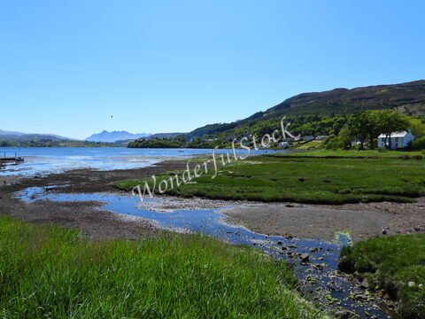 Paysage de la côte avec des herbes vertes et un ruisseau, sur l'île de Skye en Écosse.