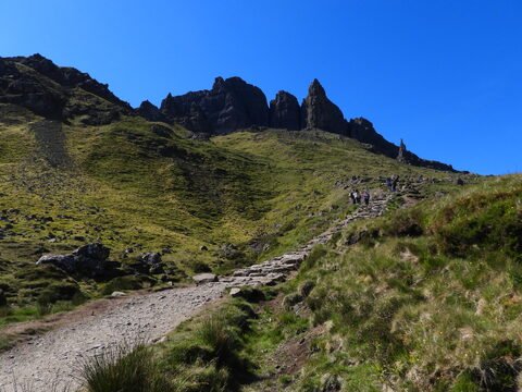 Chemin de randonnée menant à des formations rocheuses sur l'île de Skye, Écosse.