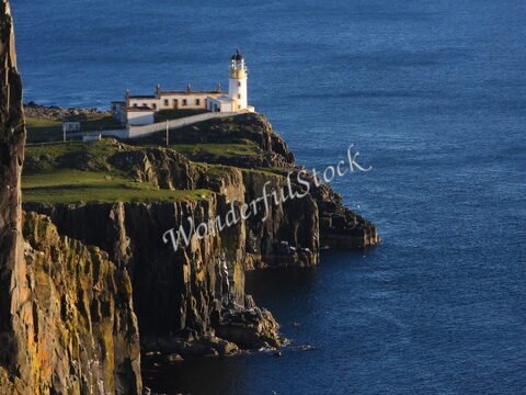 Phare sur une falaise à Neist Point, Écosse, surplombant la mer.