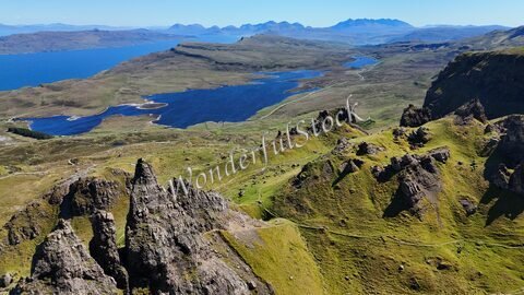 Vue aérienne des paysages verdoyants et des formations rocheuses de l'île de Skye, Écosse.