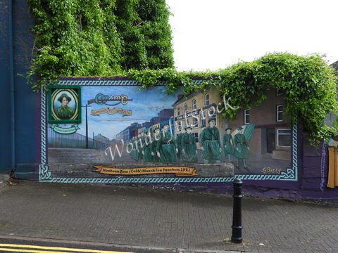 Fresque murale à Cobh, Irlande, représentant des soldats en uniforme avec des bâtiments en arrière-plan et de la végétation.