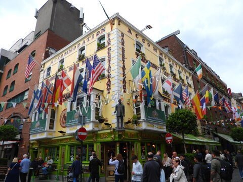 Bâtiment coloré avec de nombreuses drapeaux, situé à Dublin, Irlande. Une foule se rassemble devant le bar et le restaurant.