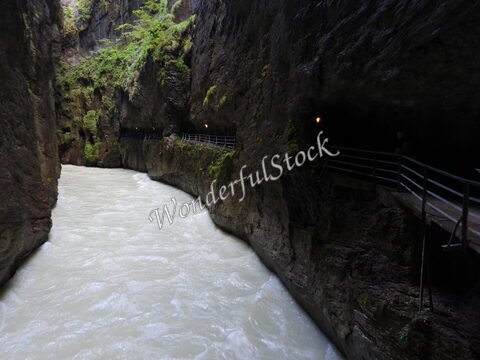 Gorges de l'Aar en Suisse, avec des parois rocheuses escarpées et une rivière aux eaux tumultueuses.