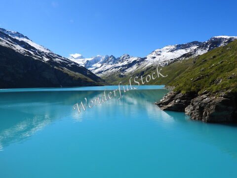 Lac turquoise entouré de montagnes enneigées à Moiry, Suisse.