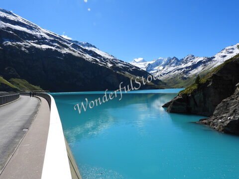 L'eau turquoise du lac et les montagnes enneigées à Moiry, Suisse, créent un paysage naturel distinctif.