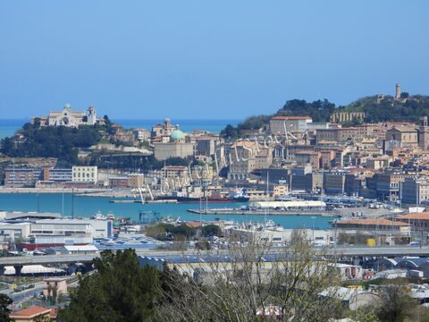 Ancone, Italie, avec ses bâtiments historiques, le littoral et le port visible en arrière-plan.