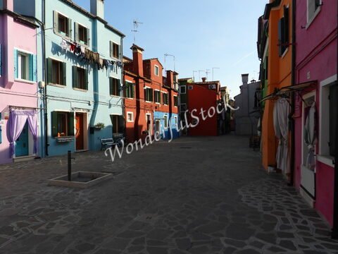 Des maisons colorées et des vêtements suspendus dans une ruelle de Murano, Italie.