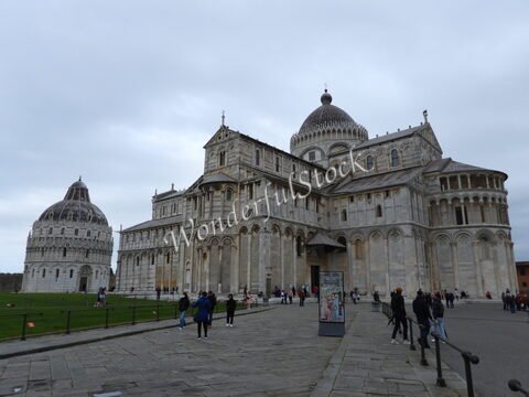 Bâtiments historiques à Pise, Italie, avec la célèbre tour penchée et la cathédrale, entourés de visiteurs sur un sol pavé.