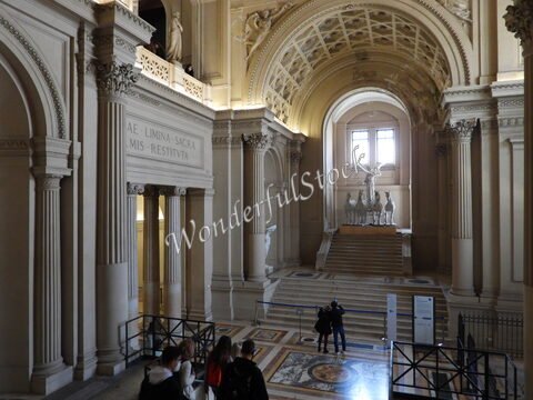 Intérieur d'un bâtiment avec des colonnes, des sculptures et des escaliers, situé à Rome, Italie.