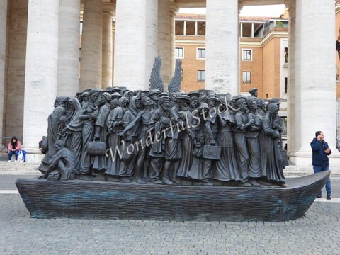 Groupe de personnes en bronze sur une barque, devant des colonnes, à Rome, Italie.