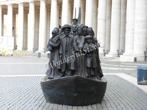 Sculpture représentant un groupe de personnes sur un bateau, située à Rome, Italie, avec des colonnes en arrière-plan.