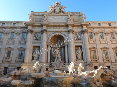 Fontaine de Trevi à Rome, Italie, avec des sculptures de figures mythologiques et des lions en pierre.