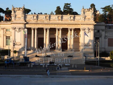 Galleria Nazionale d'Arte Moderna à Rome, Italie, avec des colonnes et une inscription sur les marches.