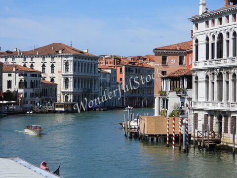 Canaux et bâtiments historiques à Venise, Italie, avec des gondoles et des reflets sur l'eau.