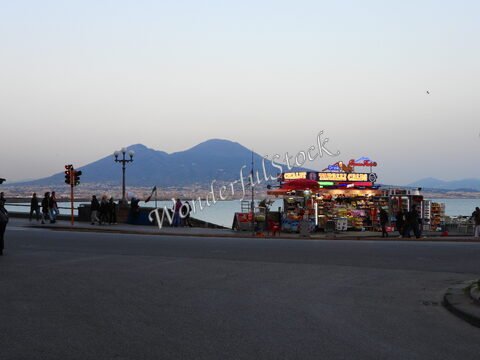 Vente de glaces avec le Vésuve en arrière-plan à Naples, Italie.