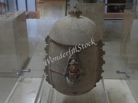 Vase en pierre sculpté avec un visage humain, Calakmul, Mexique.