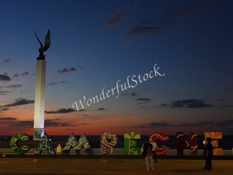 Monument avec une statue d'aigle et lettres colorées formant "Campeche" au coucher de soleil, Campeche, Mexique.