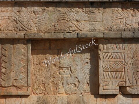 Bas-reliefs représentant des motifs mayas à Itza, Mexique, avec des détails sculptés et des figures stylisées.