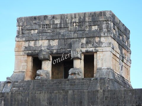 Temple en pierre à Itza, Mexique, avec des structures en calcaire et une façade ornée.