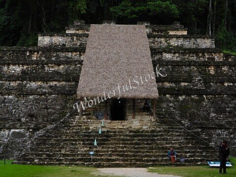 Temple avec toiture en chaume et escaliers en pierre à Palenque, Mexique.