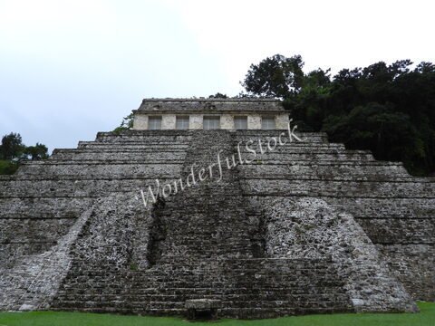 Pyramide à Palenque, Mexique, avec des escaliers en pierre et une végétation dense en arrière-plan.