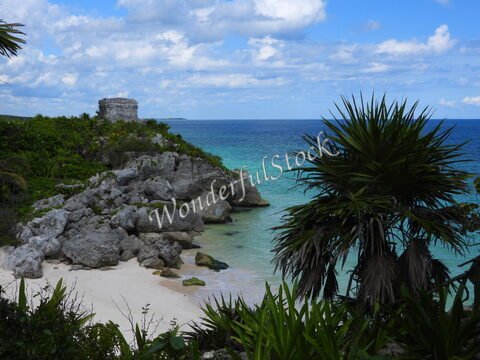Ruines surplombant une plage de sable blanc et une mer turquoise à Tulum, Mexique.