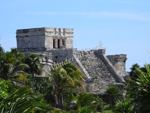 Ruine d'un ancien bâtiment surplombant la végétation à Tulum, Mexique.
