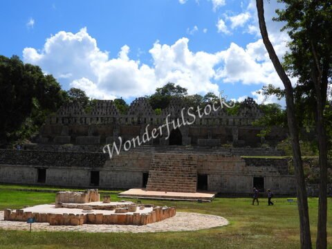 Ruines d'Uxmal au Mexique, avec une pyramide en pierre et un ciel nuageux en arrière-plan.