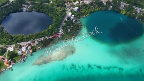 Vue aérienne de Bacalar, au Mexique, montrant des lagunes aux eaux turquoise et des maisons en bordure de la côte.