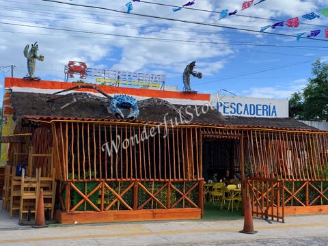 Pescadería en Cancun, Mexique, avec une décoration colorée et des sculptures en hauteur représentant des animaux marins.
