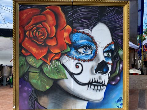 Fresque représentant un visage de femme avec un crâne décoré, une rose rouge, à Cancun, Mexique.