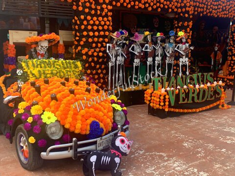 Voiture décorée de fleurs colorées et squelettes à Tianguis Verdes, Cancun, Mexique.