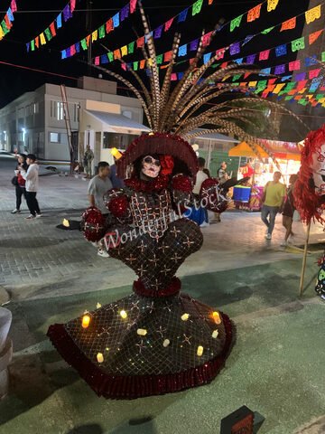 Sculpture décorative avec des motifs colorés et des lumières, à Cancun, Mexique.