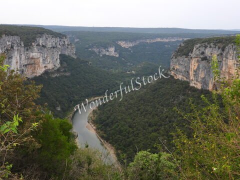 Gorges verdoyantes avec une rivière sinueuse, Ardeche, France.