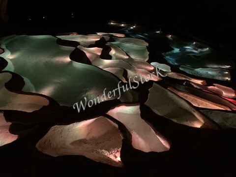 Lumières colorées illuminant des formations rocheuses en Ardeche, France.