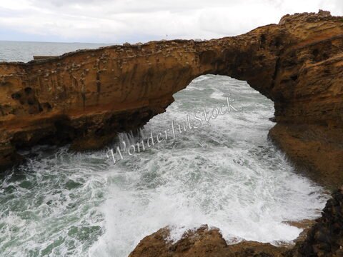 Arc rocheux surplombant les vagues tumultueuses à Biarritz, France.